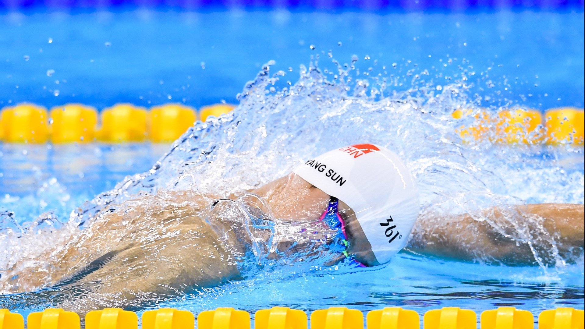 赛道上的红与银,法拉利鏖战梅赛德斯,维斯塔潘一骑绝尘